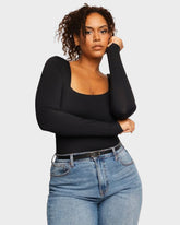 Body ajustado de manga larga con escote cuadrado a la moda