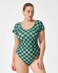 Traje de baño modesto de una pieza con mangas cortas y marca de verificación verde